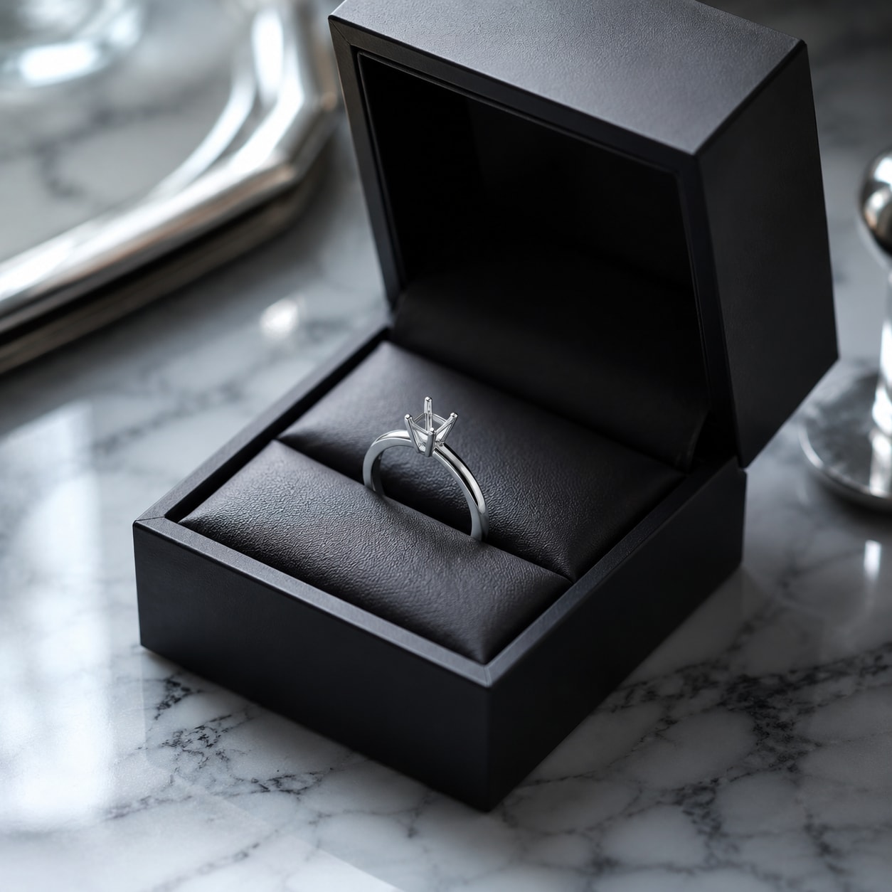 En enkel placeholder-forlovelsesring i en smykkeæske.