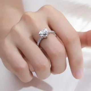 The Amora RING by Chantal Vaulet