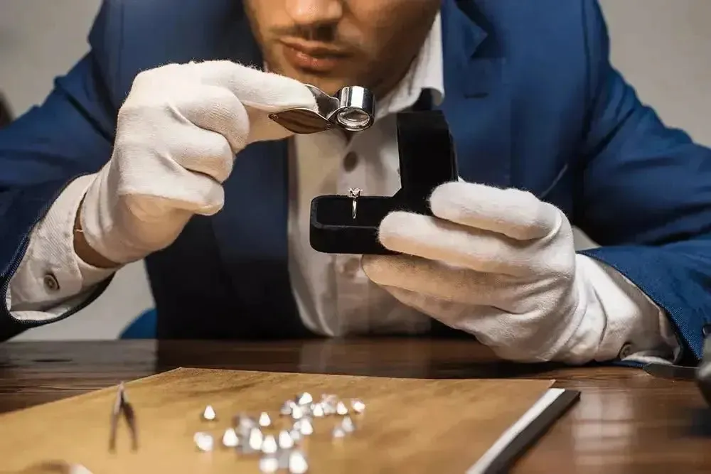 Qu'est-ce que la Moissanite ? | Avantages de la Moissanite vs. le Diamant