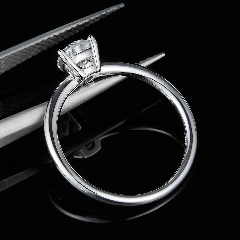 The Amaris 1.0CT Round Moissanite Ring 1.0CT - Chantal Vaulet