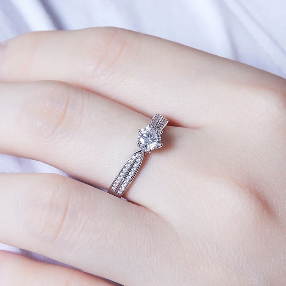 The Avalora Moissanite Split Band Ring - Chantal Vaulet
