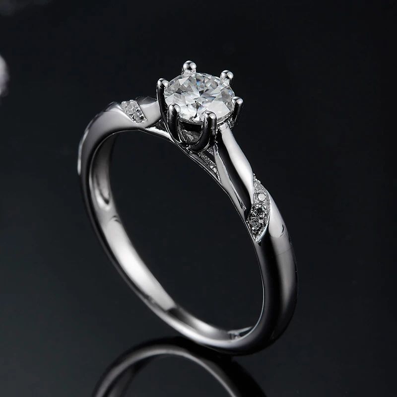 Shop The Avalora Moissanite Split Band Ring today at Chantal Vaulet. Discover stunning jewelry collections, crafted for style and brilliance.