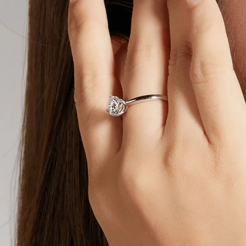 The Avelora 1.0 CT Round-Cut Moissanite Ring - Chantal Vaulet