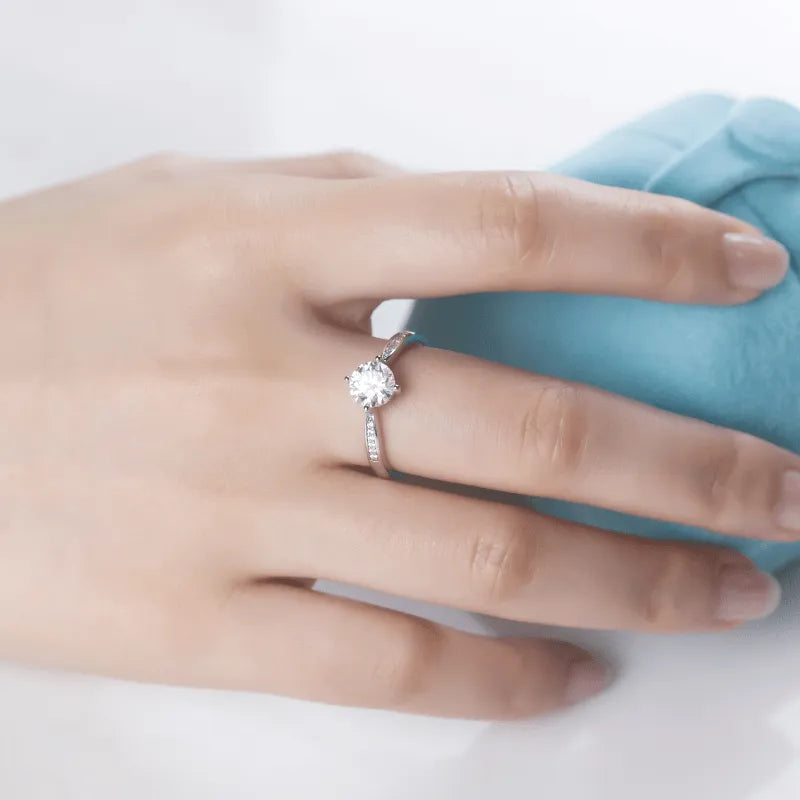 The Elara – Moissanite Side-Stone Engagement Ring 1CT - Chantal Vaulet