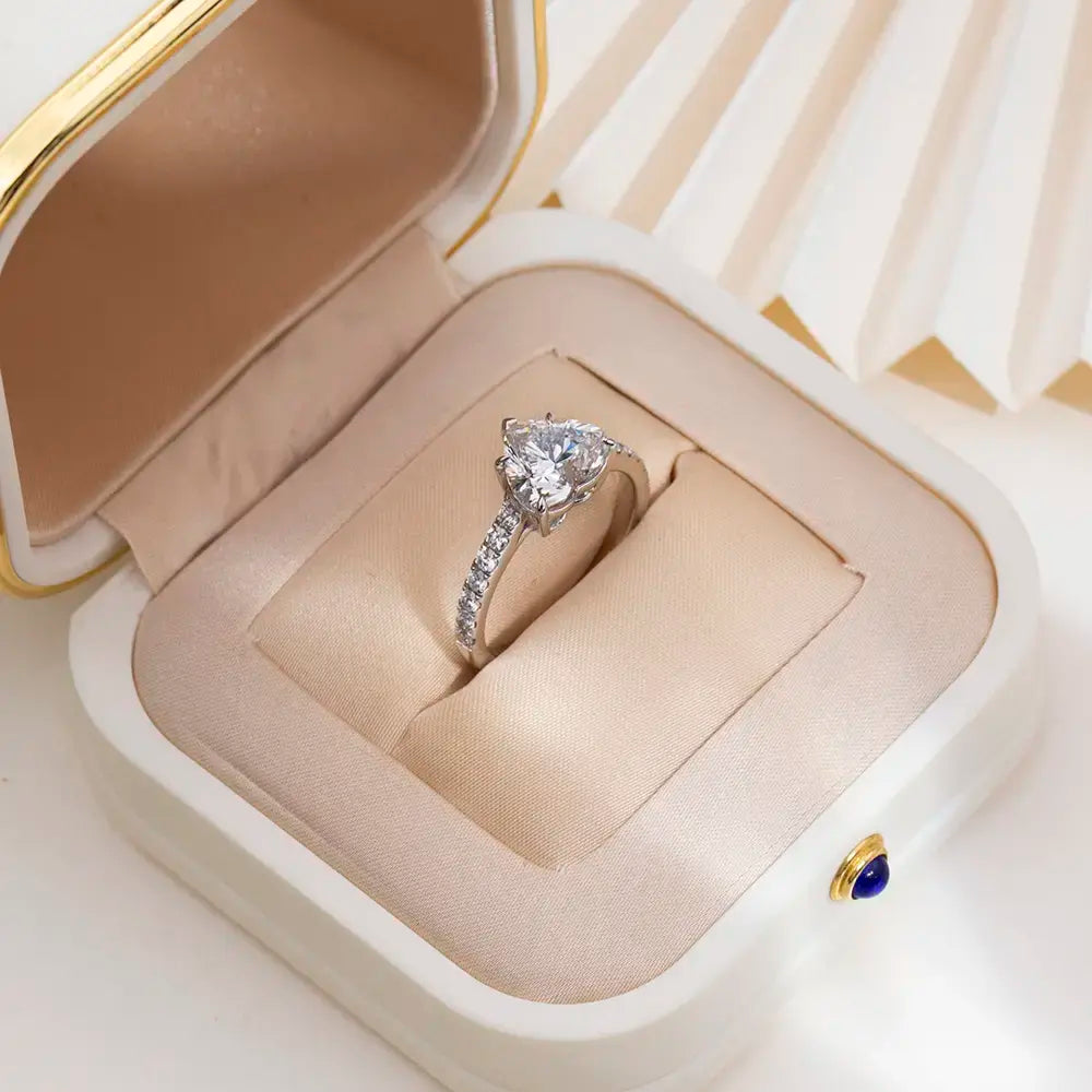 The Amora RING by Chantal Vaulet