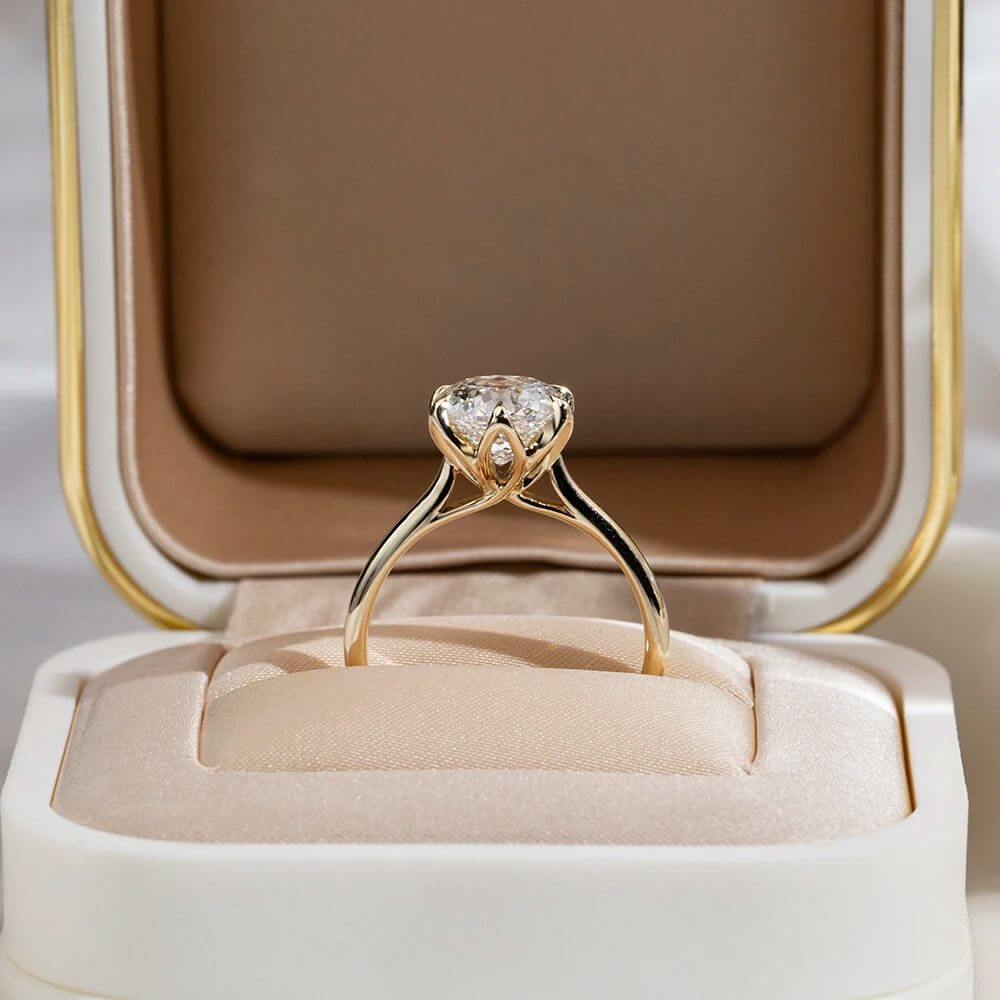 Discover the Étoile d’Or Engagement Ring with stunning 3.3CT moissanite. Brilliant, colorless, and elegant—a perfect symbol of love.
