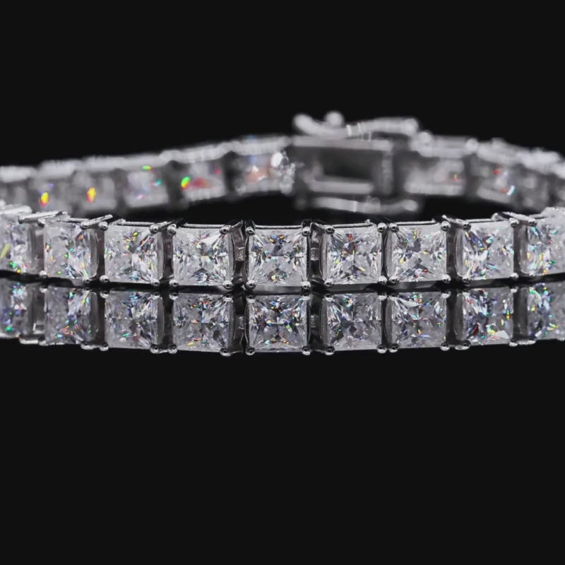 Shop The Étoilelle Moissanite Princess Tennis Bracelet today at Chantal Vaulet. Discover stunning jewelry collections, crafted for style and brilliance.