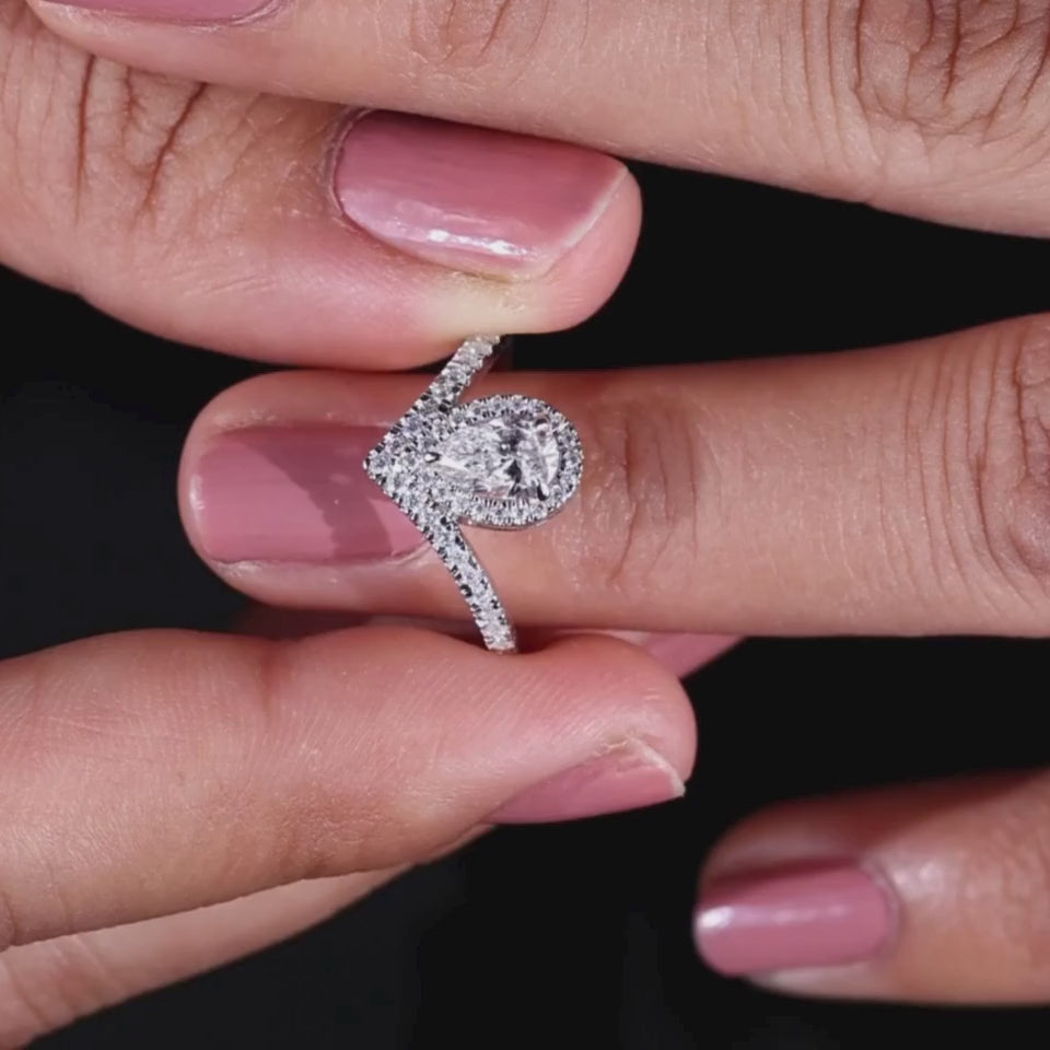 Der Fiora Tropfen-Schliff Moissanit Chevron Halo Ring