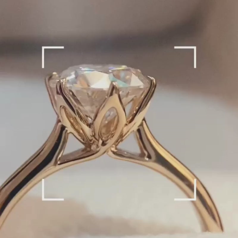 Étoile d'Or Round Solitaire Engagement Ring