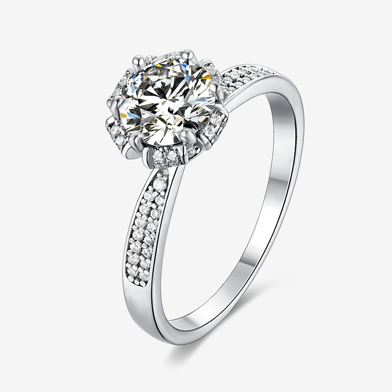 The Alisora Moissanite Crown Ring 💍✨ features a 1.0CT round-cut stone, perfect for engagements and weddings. Amazing value!