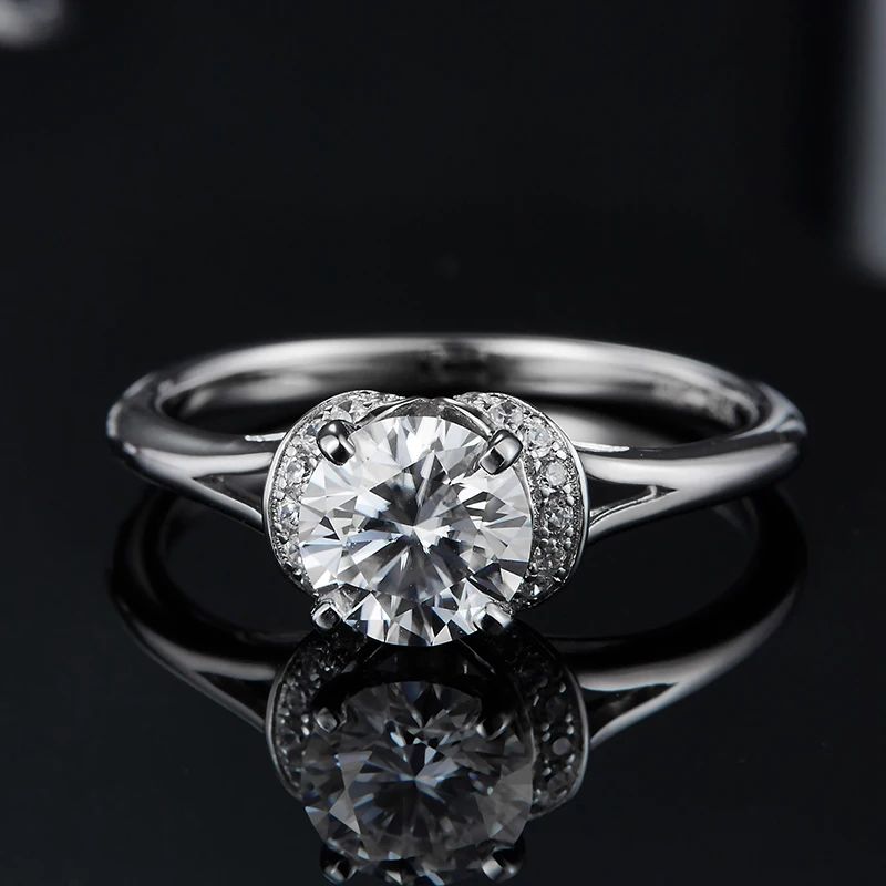 The Calisera Moissanite Halo Ring 💍✨ features a dazzling 1.0CT round-cut center and a sparkling halo for timeless elegance.