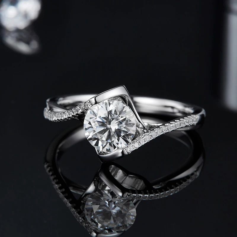 The Callista ring with 1.0CT moissanite, perfect for engagement or wedding 💍✨, combines modern elegance at amazing value!