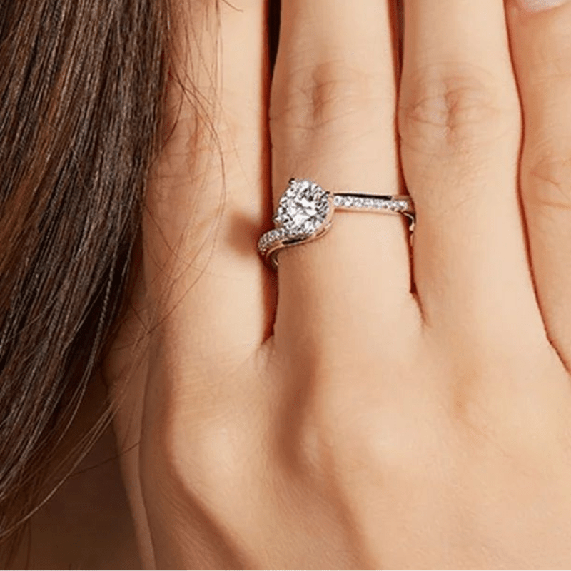 Elantria Moissanite Twist Ring on hand ✨💍, featuring a dazzling 1.0CT round-cut Moissanite and elegant twist design.