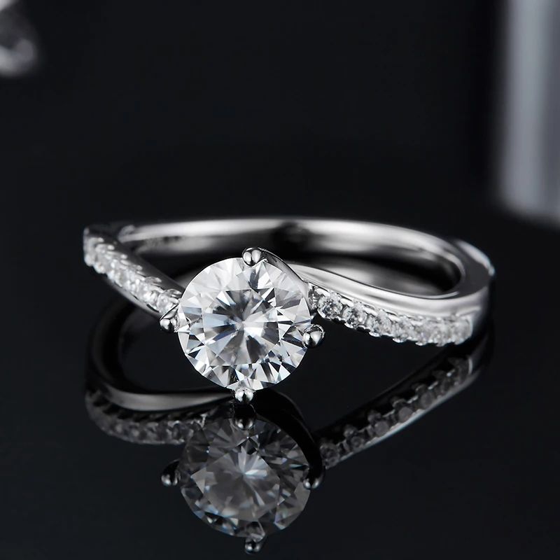 Stunning Elantria Moissanite Twist Ring 💍 featuring a 1.0CT round-cut stone, ideal for engagements or weddings! ✨ Amazing value!