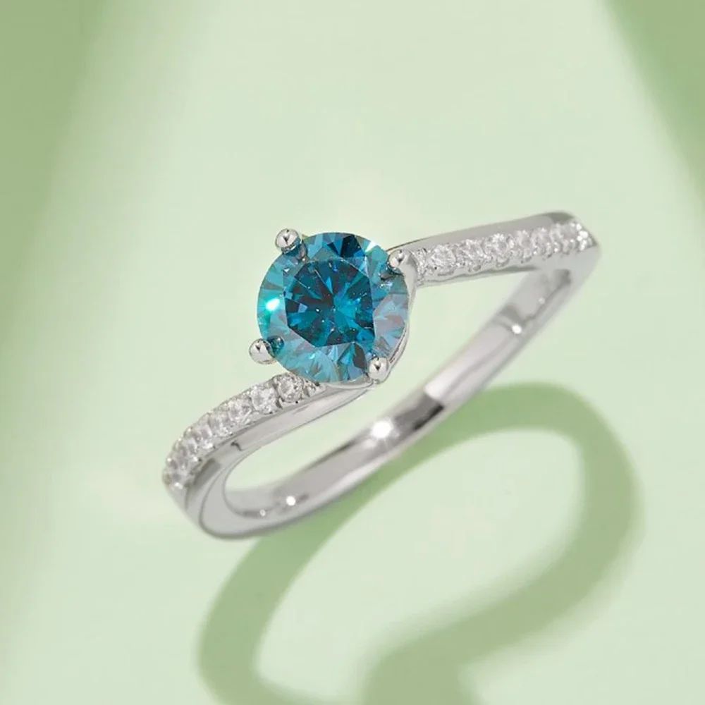 Stunning Elantria Moissanite Twist Ring 💍 with a 1.0CT round-cut Moissanite and elegant twist design. Amazing value!