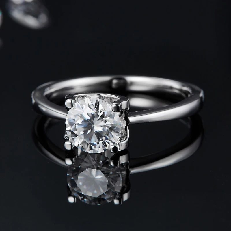 Moissanite solitaire engagement ring, 1CT, showcasing stunning brilliance and modern elegance. Perfect for proposals! 💍✨