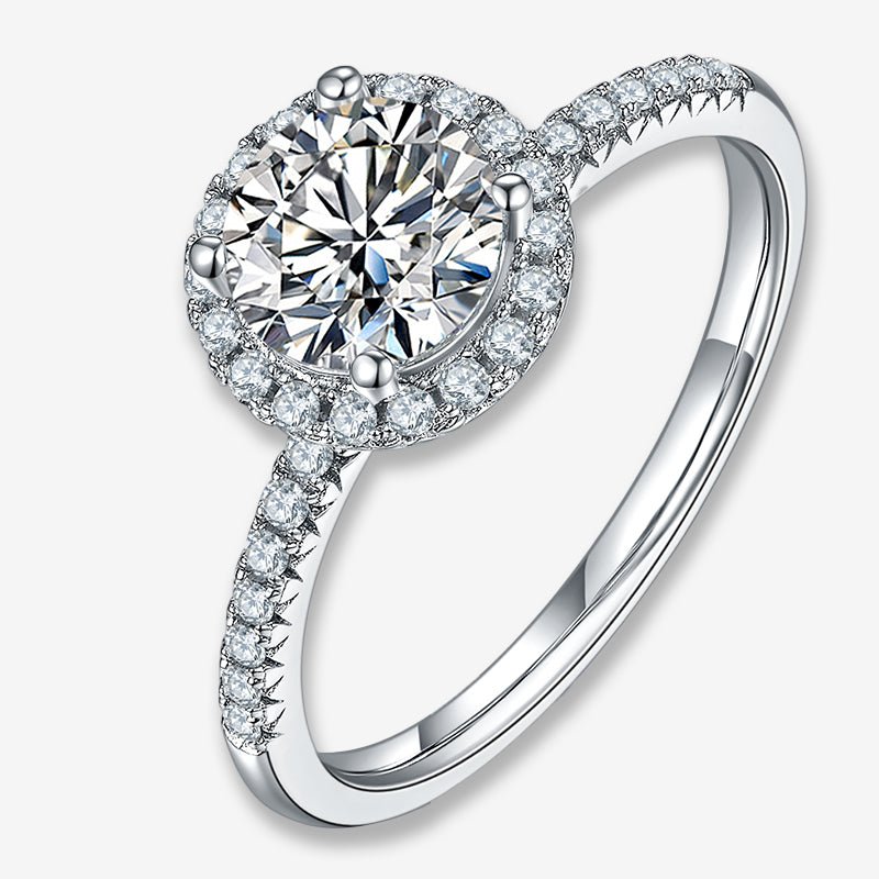 Evelora Moissanite Halo Ring 💍✨ with 1.0CT round-cut centerpiece and pavé-set stones, a perfect engagement or wedding ring.