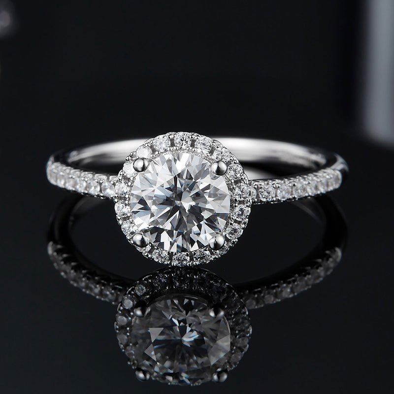 Evelora Moissanite Halo Ring 💍✨ featuring a stunning 1.0CT round-cut stone, perfect for engagement and wedding. Amazing value!