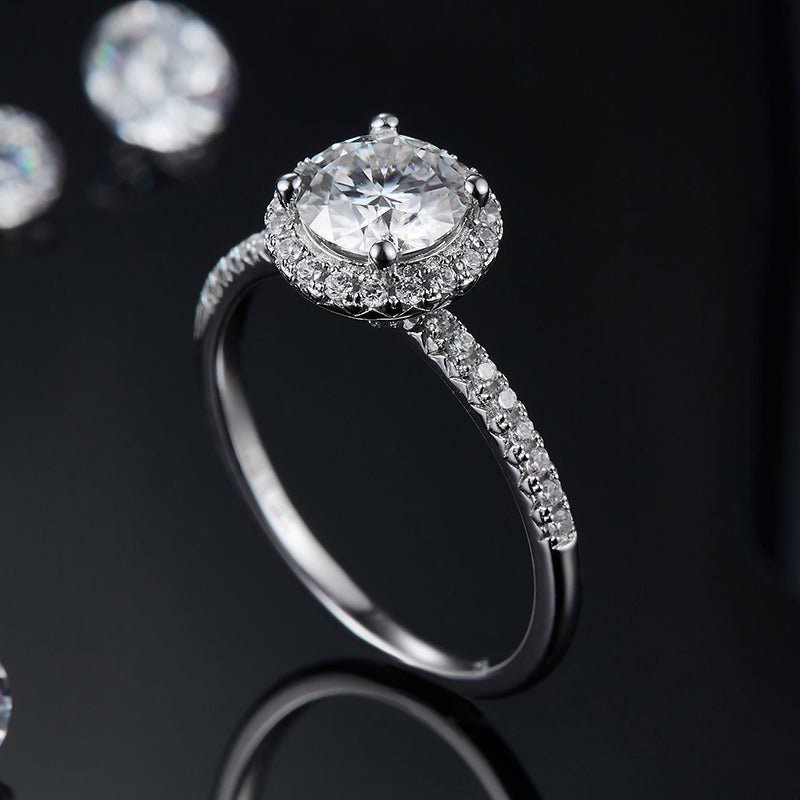 Evelora Moissanite Halo Ring 💍✨ featuring a 1.0CT round Moissanite and 42 pavé stones, perfect for engagement or wedding.