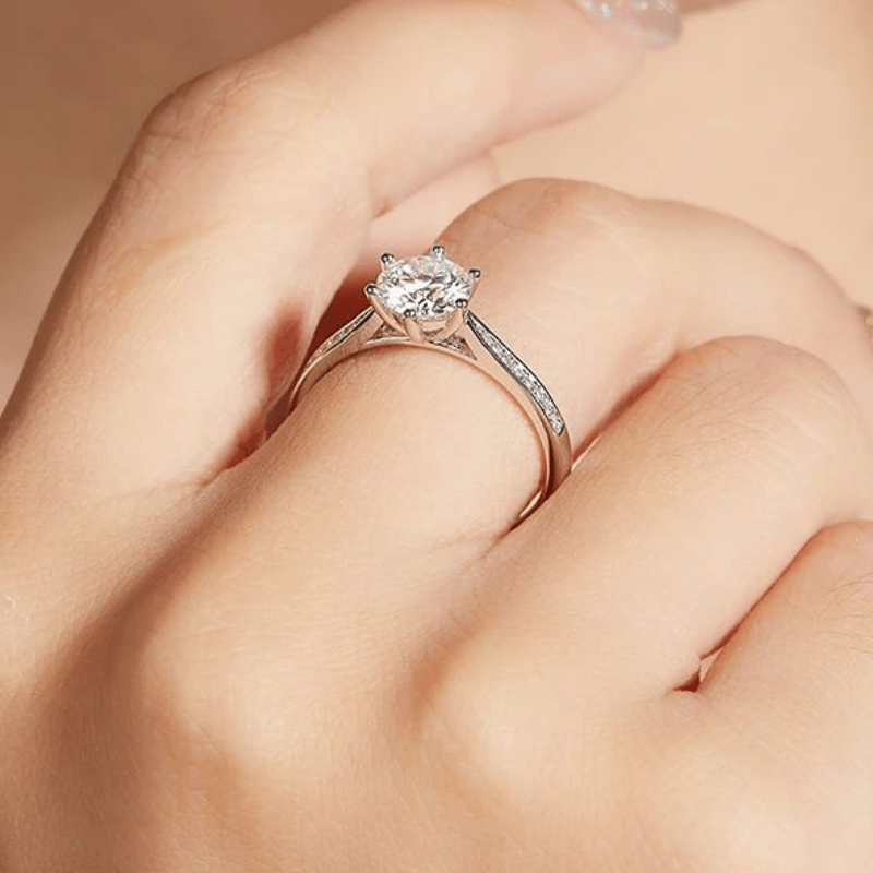 The Isalyn 1CT Round-Cut Moissanite Ring 💍, perfect for engagement or wedding, showcasing amazing value and timeless beauty!