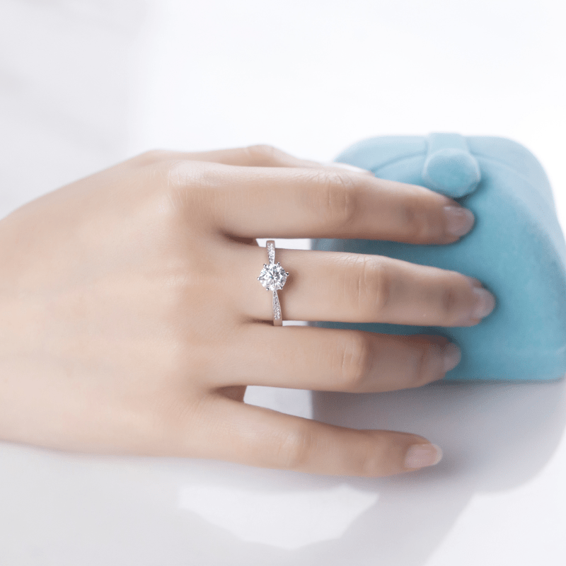 Elegant hand displaying the Isalyn 1CT Round-Cut Moissanite Ring 💍✨, perfect for engagement or wedding. Amazing value!
