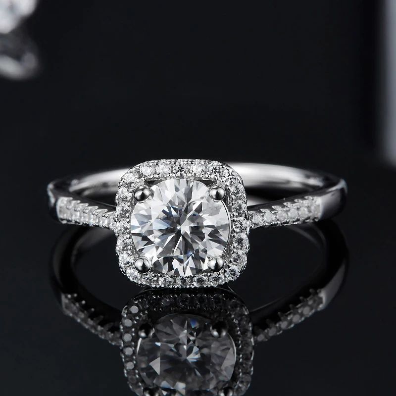 Gorgeous Rosalyn Moissanite Halo Ring 💍✨ with a 1.0CT center stone, perfect for engagement & wedding. Amazing value!