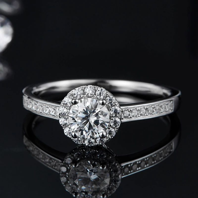 The Solenne Moissanite Halo Ring 💍 with 0.5CT brilliance, perfect for engagement or wedding. Amazing value! ✨