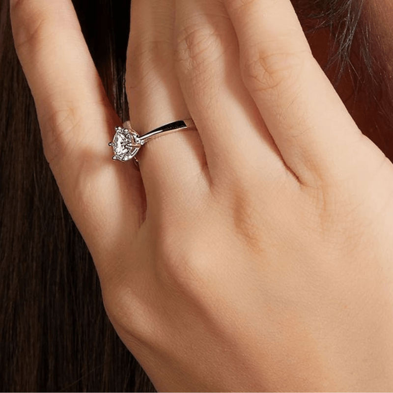 💍 Elegant hand wearing The Sylvessa 1CT Round-Cut Moissanite Engagement Ring. Perfect for weddings! ✨ Amazing value!