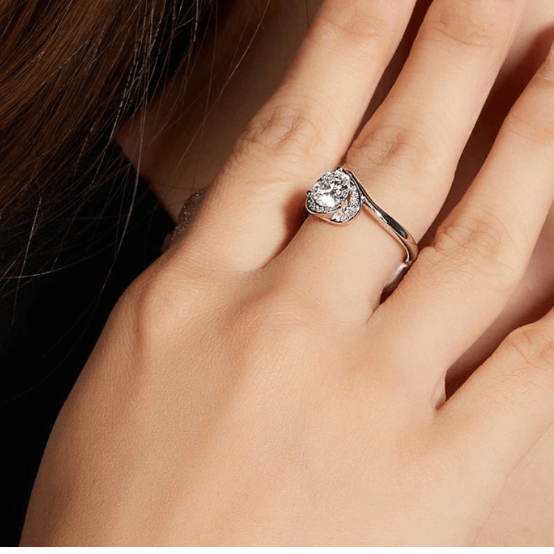 Close-up of a hand wearing the Velmira 1CT heart-cut Moissanite ring 💍✨, perfect for engagement and wedding! Amazing value!