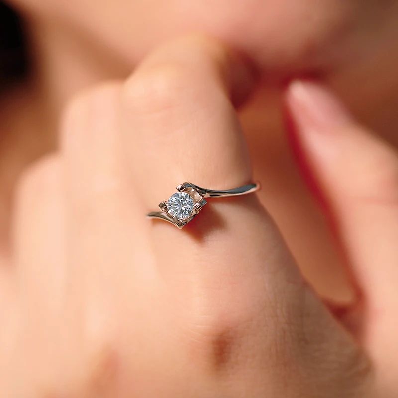 Virella 0.5CT round-cut Moissanite ring 💍, perfect for engagement or wedding, showcasing amazing value and elegance!