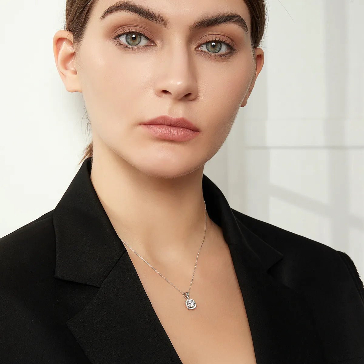 The Vivara Moissanite Halo Necklace - Chantal Vaulet