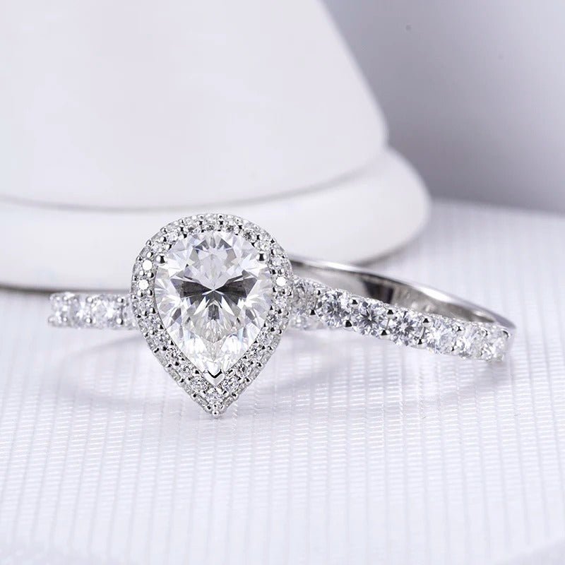 Stunning pear-cut moissanite halo ring 3CT, perfect for engagement or wedding. 💍✨ Unmatched sparkle and amazing value!