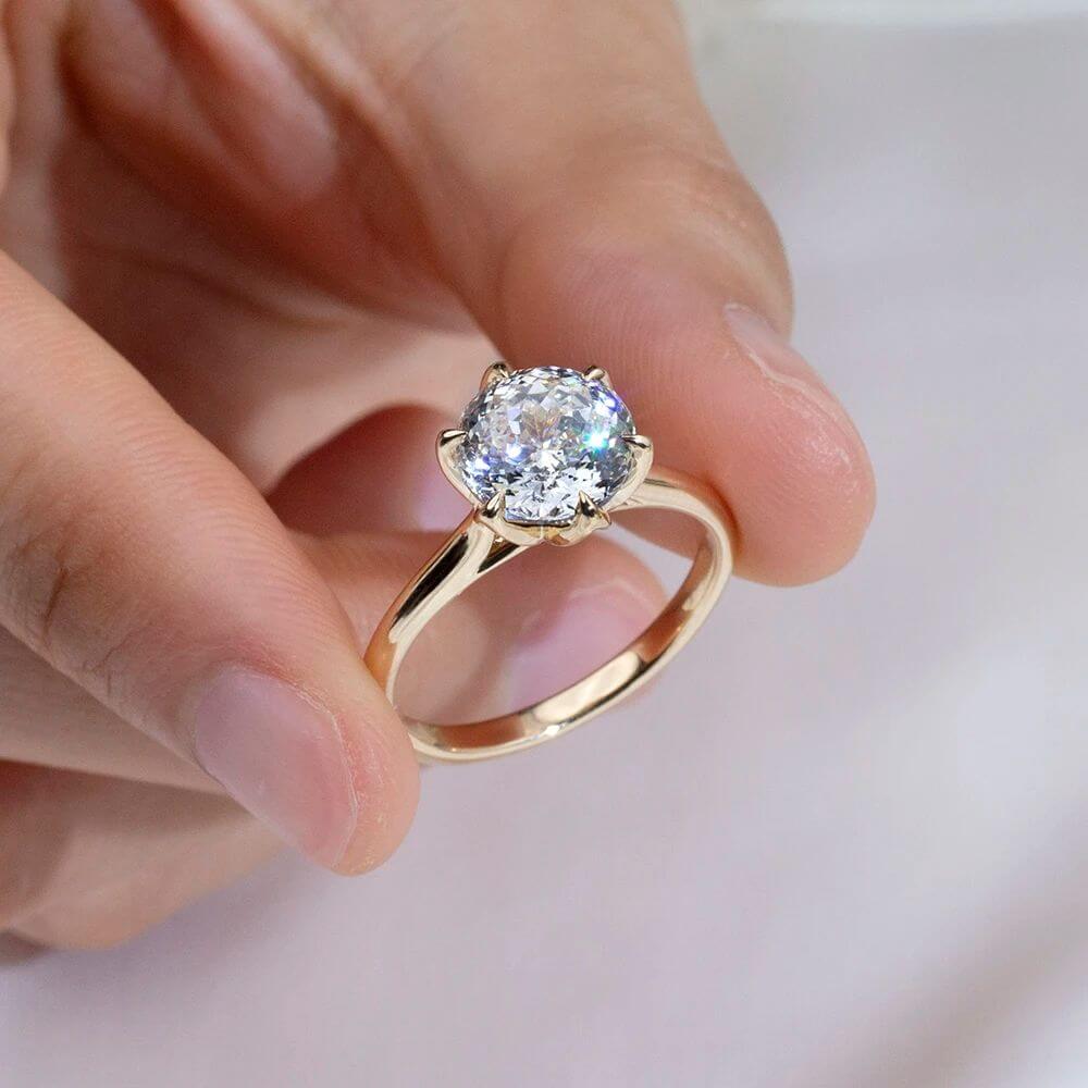 Discover the Étoile d’Or Engagement Ring with stunning 3.3CT moissanite. Brilliant, colorless, and elegant—a perfect symbol of love.
